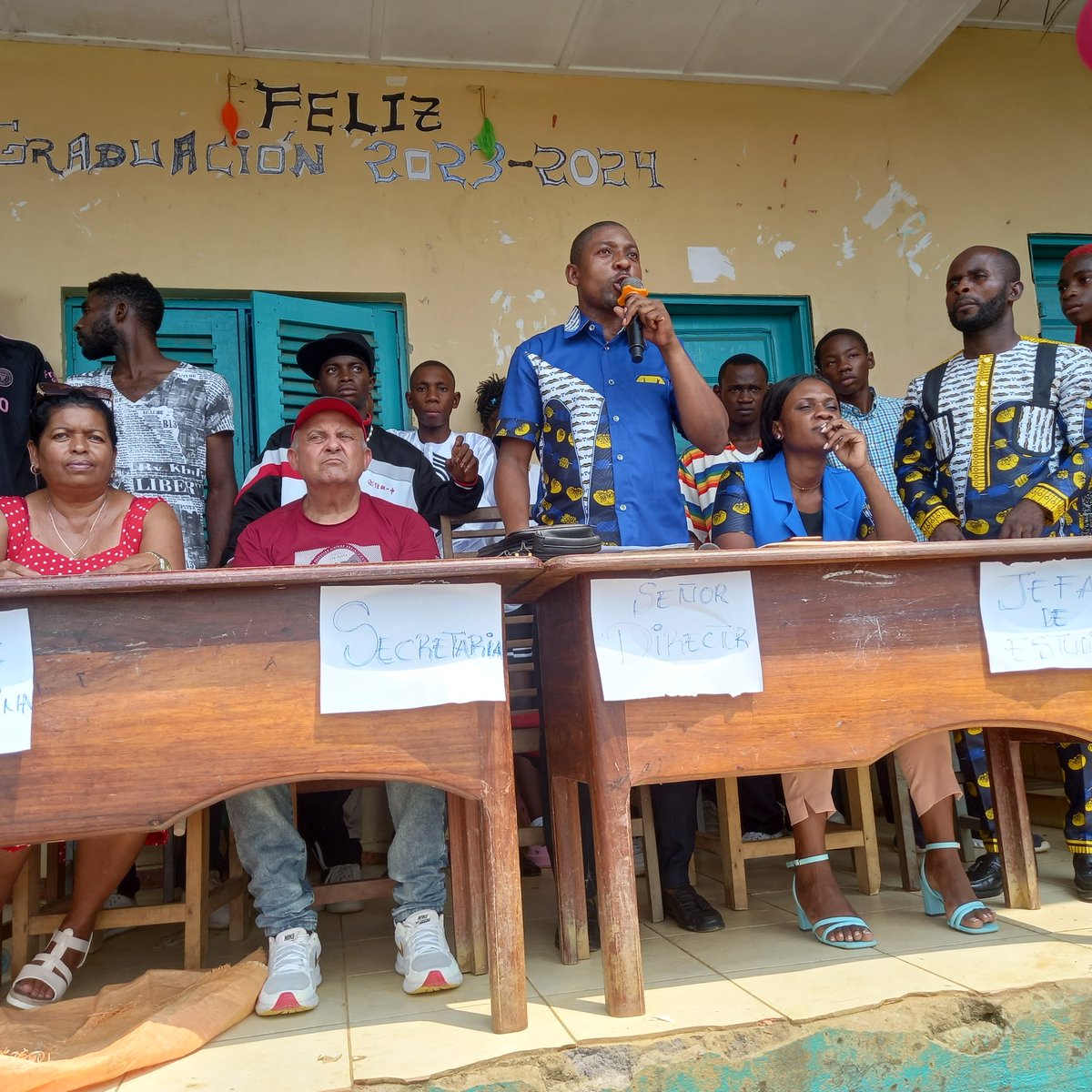 Entrega de Diplomas a los Graduados en el INES de AKOAKAM  por una #Guineamejor