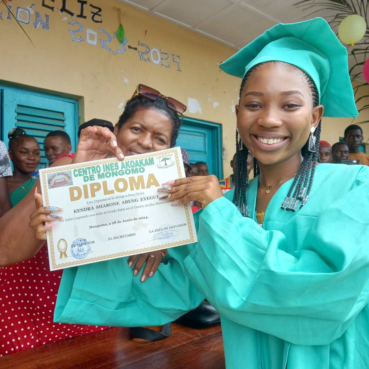 idalmis_wanton's tweet photo. Entrega de Diplomas a los Graduados en el INES de AKOAKAM  por una #Guineamejor https://t.co/dRg0g20ne9
