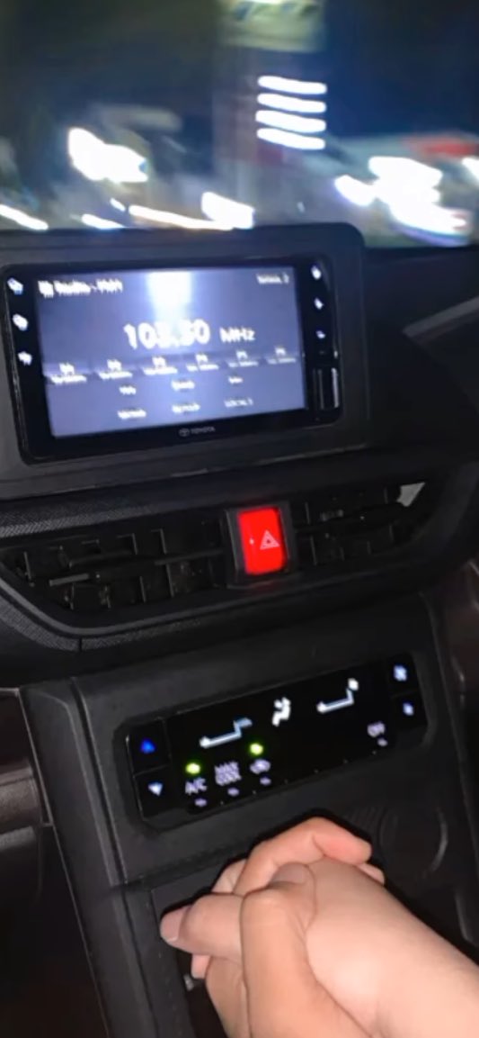 punya keluarga lengkap dan harmonis, pertemanan sehat, punya cowo super duper baikk, keuangan alhamdulillah cukup🫶🏻terimakasii tuhan ini sudah lebih dari cukup 🥹