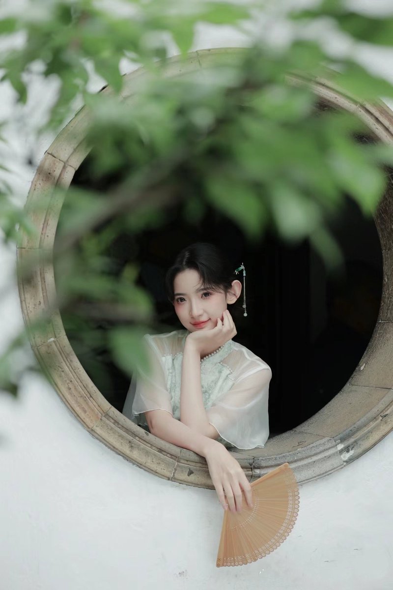 去园林拍个照
用窗户当画框
这就是框景艺术？
你觉得怎么样？ https://t.co/QLSp4HXeUu