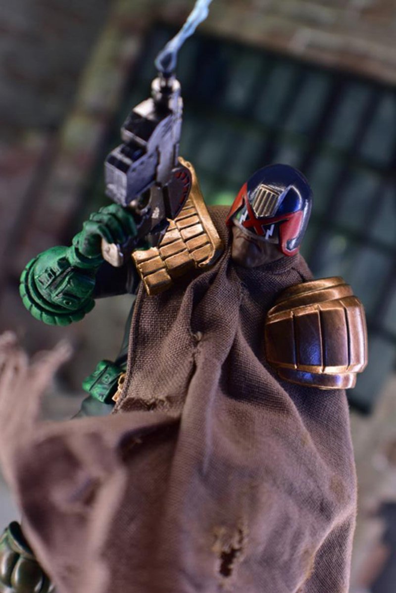 PoliplasticPod's tweet photo. Aunque parece que hayan acabado la línea @HiyaToys ha preparado como exclusiva de la #SDCC2024 esta figura de 6 pulgadas del #JuezDredd sacada de la saga de La Tierra Maldita que los canosos del lugar recordamos con cariño de los tebeos de #Zinco
#JudgeDredd #CursedEarth #2000AD https://t.co/L0Kv2Yt763