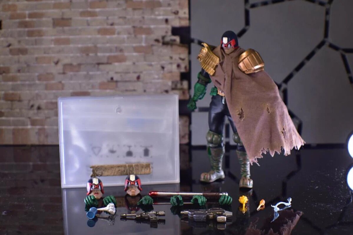 PoliplasticPod's tweet photo. Aunque parece que hayan acabado la línea @HiyaToys ha preparado como exclusiva de la #SDCC2024 esta figura de 6 pulgadas del #JuezDredd sacada de la saga de La Tierra Maldita que los canosos del lugar recordamos con cariño de los tebeos de #Zinco
#JudgeDredd #CursedEarth #2000AD https://t.co/L0Kv2Yt763
