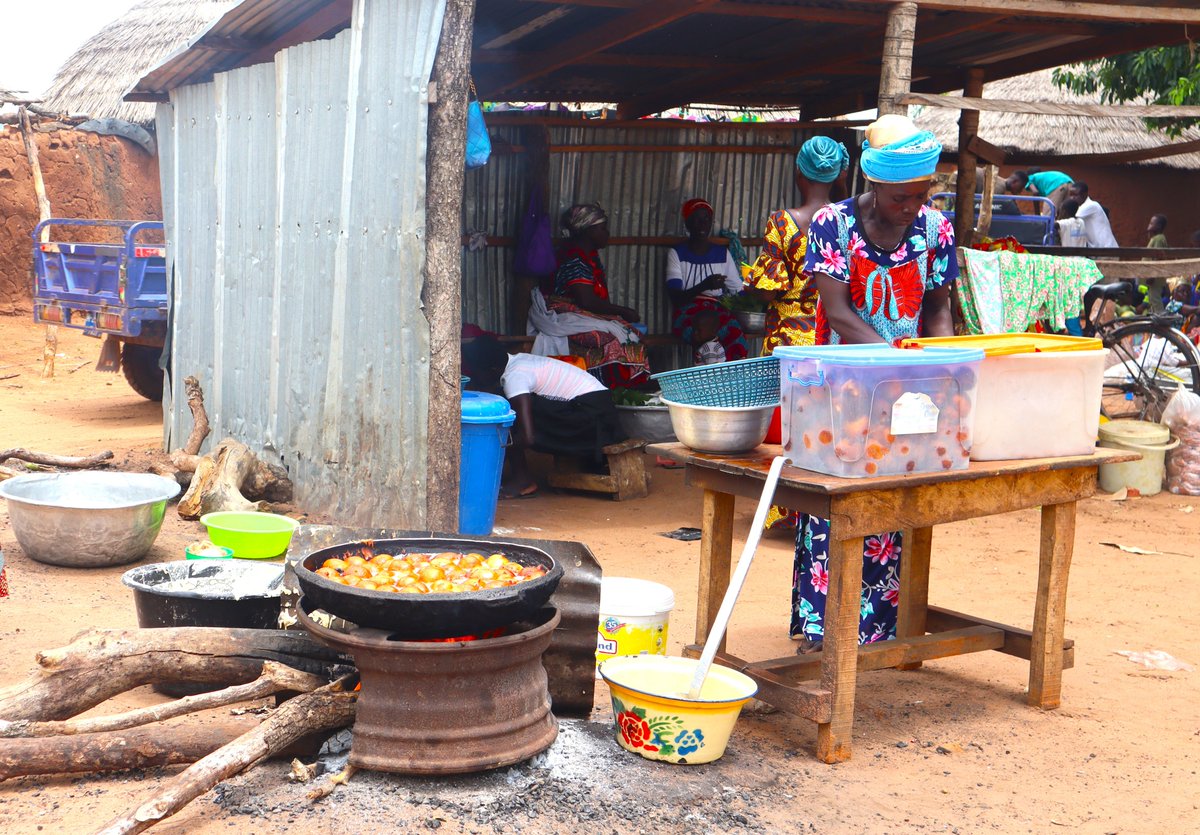 growing_ghana22's tweet image. Meet Sherifa, a dedicated #GFC member utilizing Orange-Fleshed Sweet Potato #OFSP to make delicious snacks on a large scale. Rich in vitamin A, #OFSP is not only enhancing the nutritional value of her snacks but also providing a healthier alternative for the community. #GROWING