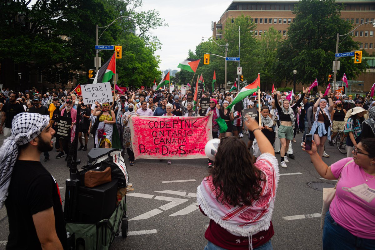 Aloysius Wong (@alowishoes) on Twitter photo Hundreds of people rallied with <a href="/occupyuoft/">UofT Occupy for Palestine</a> this evening, following the group's departure from Front Campus.
Here are some photos of the march: Hundreds of people rallied with <a href="/occupyuoft/">UofT Occupy for Palestine</a> this evening, following the group's departure from Front Campus.
Here are some photos of the march: