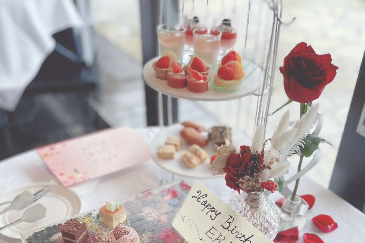 6月は色々な事が重なったせいか本当に気持ちが落ちてしまい、カードに触れる余裕が皆無でした。少しずつまた楽しんでいきたいな。写真は先日お祝いしてもらった時の🌹