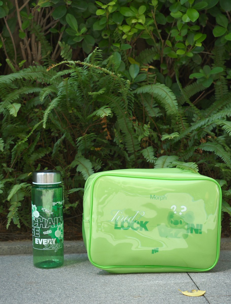 Morph_ZH's tweet image. 💚🐨🌟 夏日正燃，准备好享受世界了吗？Morph 旅行周边套装大放送！

🔥 抽 10 套 #Morph 周边礼盒！参与互动，让快乐加倍～

✅ 点赞、转发，关注 @Morph_ZH &amp;amp; @MorphL2 
✅ 在评论中分享你心目中的旅行必备物，并@ 3位好友

⏰ 72小时限定，赶紧参与吧！