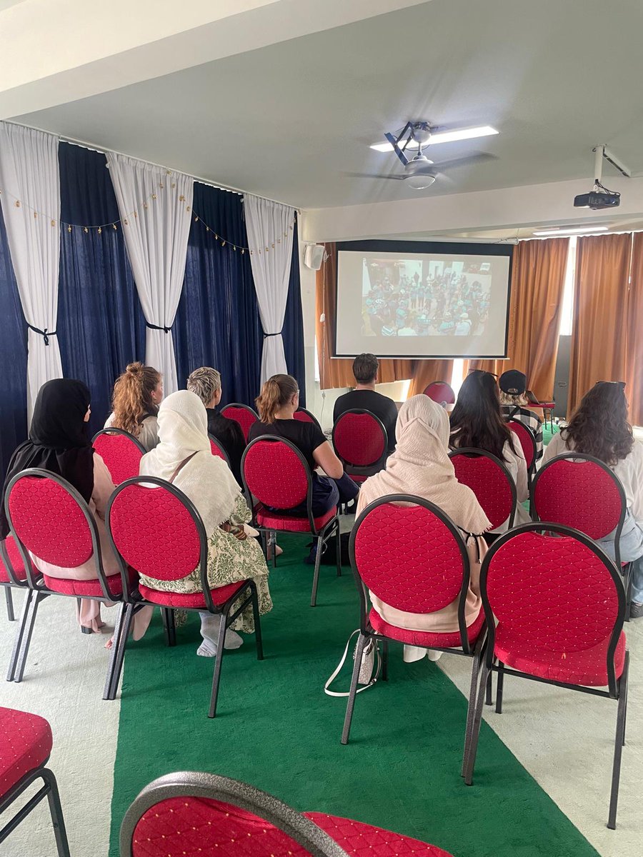 #IslamHeißtFrieden
Studenten der Universität Köln und ihre Dozentin besuchten Im Rahmen des Seminars „_Migration and Globalization of Religions_“ unsere  Bait-un-Nasr Moschee in Köln.