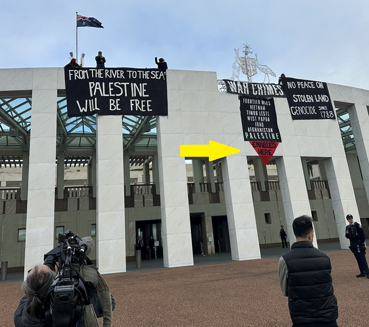 AustralianJA's tweet photo. NOTE THE INVERTED RED TRIANGLE
This symbol is used by Hamas to identify a target to be destroyed.
It was placed on the Australian parliament house today. https://t.co/GIHms2QOLA