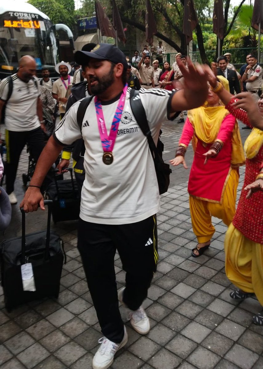 _sidx0's tweet photo. 🤪❤️ he knows he achieves everything 🐐

#indiancricket #RohitShama #captain #CaptainMiller #captainrohitsharma #ViratKohli𓃵  #king https://t.co/OTl0BdSbjt