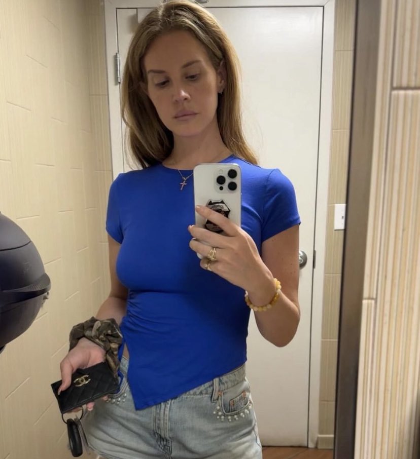 What a two faced fake ass bloated cheap lying pos flake ass hoe. 

Nothing about this bitch is real except for her being warn out and busted down. 
Two faced lying cun't. 
FLAKE