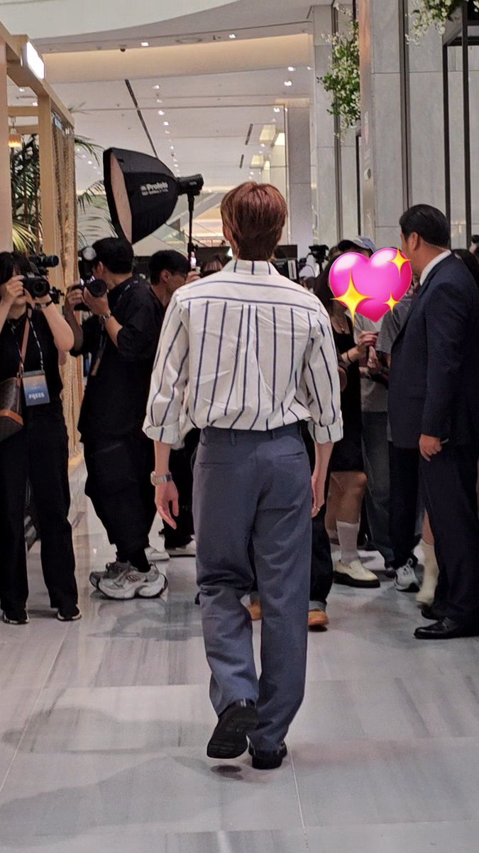 wonuoiawoo's tweet image. 6ft and 58cm broad shoulders jeon wonwoo im on my knees 🧎🏻‍♀️