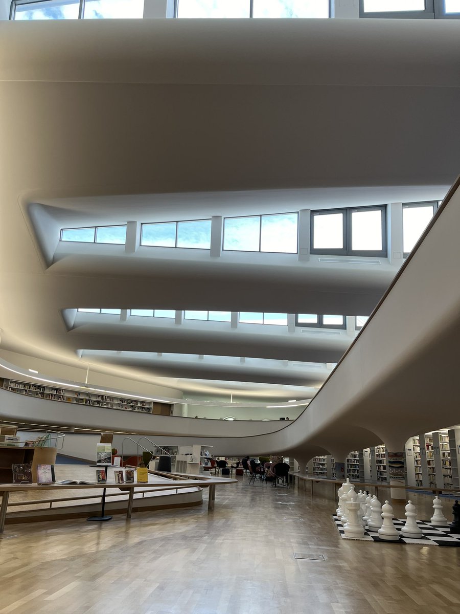 CultureAccess's tweet photo. Une rampe « naturellement » accessible et des espaces au calme si besoin. Voilà la belle bibliothèque universitaire du campus de Metz. Université Haute Alsace. https://t.co/Uo65JlxlaC