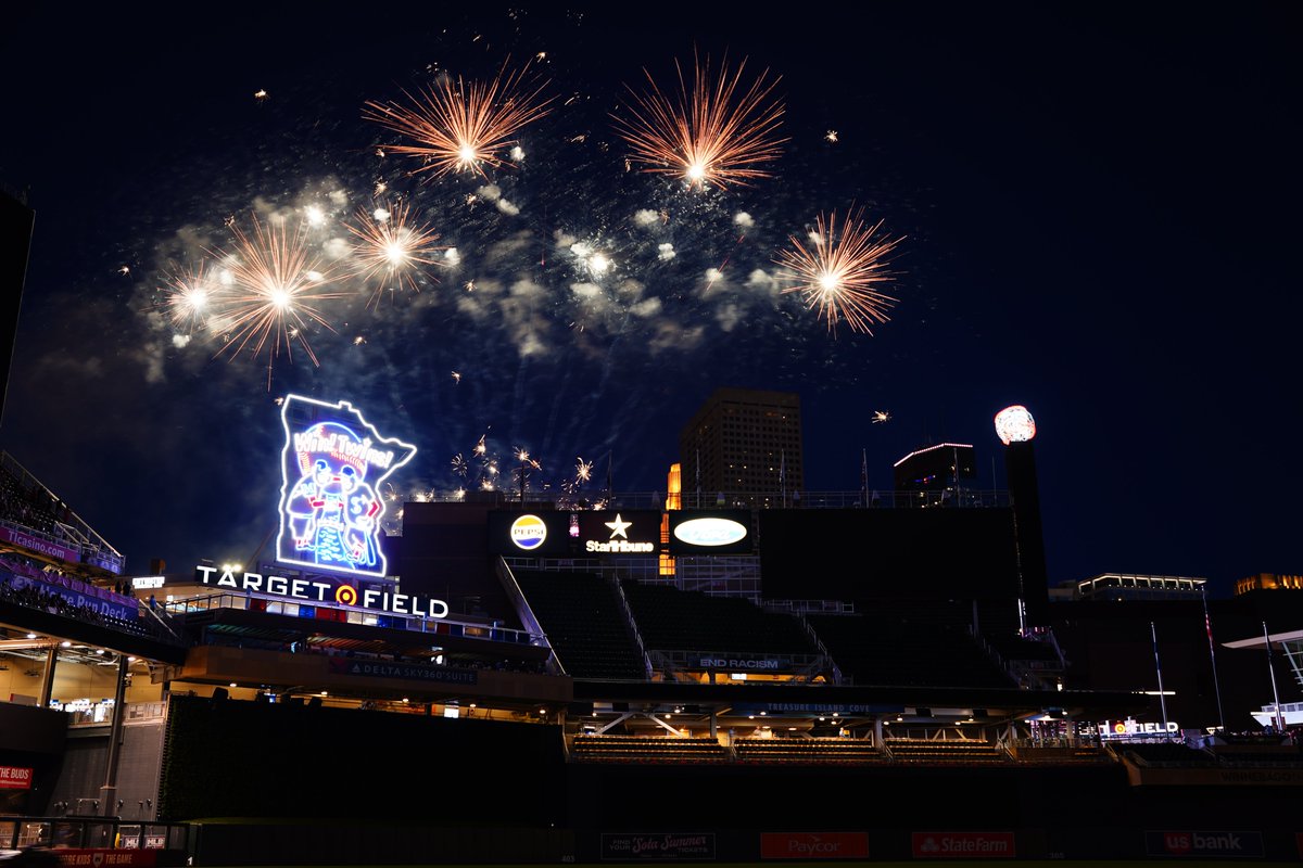 MLB's tweet photo. Ending the night with a bang. 🎆🎇 https://t.co/PZc3mU7y8o