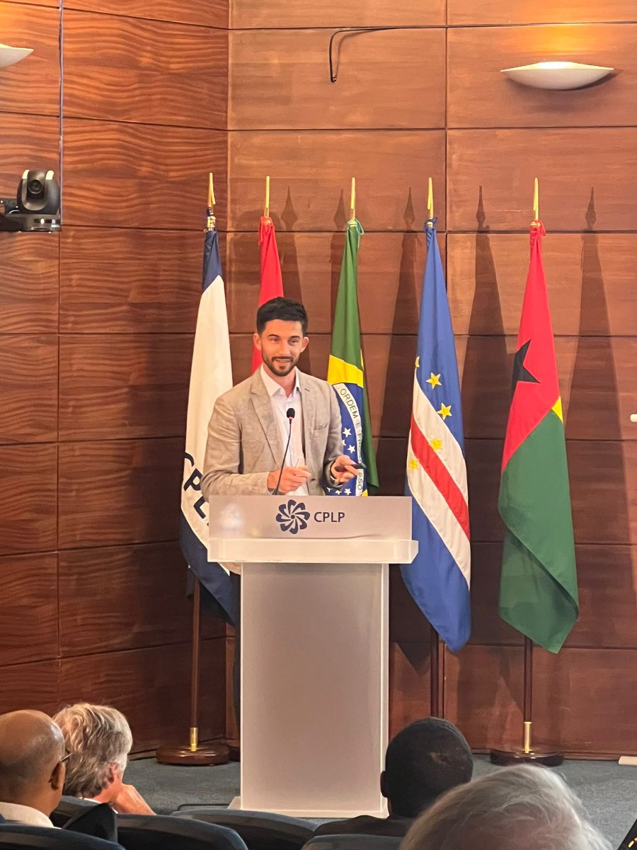enrico_dalfarra's tweet photo. Um imenso prazer ter com os representantes #CPLP no 1 Seminário de #energia e #clima. Minha contribuição olhou para quadros regulatórios em Moçambique 🇲🇿 para financiamento da #transição #energética .
Obrigado @ALER_renovaveis #RELOP #MRNI 🇸🇹 @_CPLP e parceir@s
 Segue reportagem: https://t.co/dkJctgkB1x