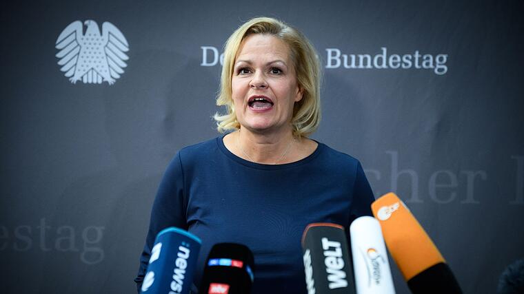 🟥Es ist schon bezeichnend, dass die deutsche Innenministerin einen türkischen Fußballspieler wegen dem Wolfsgruss anprangert und zwar genau vor einem Bundesadler welcher vor 80 Jahren Reichsadler hieß und das wichtigste Symbol des dritten Reiches und der Wehrmacht war.