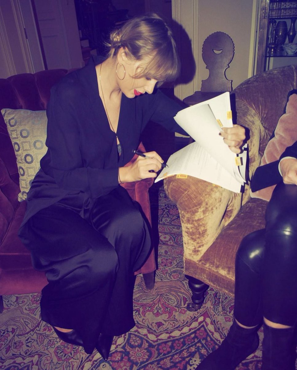 sterlingco_12's tweet image. Taylor Swift signing the Declaration of Independence (1776). Happy 4th july.