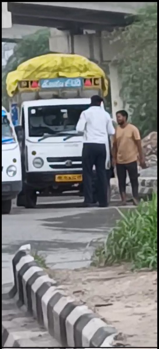 दिल्ली के मॉडल टाउन सर्किल में मुकंदपुर चौक पर ट्रैफिक वालों ने प्राइवेट लड़का रखा है जिसके साथ मिलकर काम होता है ट्रैफिक पुलिस कर्मी रणदीप और प्राइवेट लड़का अवैध वसूली करते नजर आए स्टिंग में टेम्पु वालो ने बताया  500 रूपए एंट्री ली है
<a href="/trafic/">trafic</a> <a href="/cp_delhi/">Office CPDelhi</a> <a href="/CPDelhi/">CP Delhi #DilKiPolice</a> <a href="/LtGovDelhi/">LG Delhi</a>