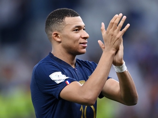 SportsMirchi's tweet photo. France vs Portugal: Mbappe, Ronaldo to meet each other at Euro 2024 Quarterfinal: https://t.co/LNkvgDe3Li

#FRAPOR #Euro2024 #football #Ronaldo #mbappe https://t.co/k6X49wdEHx