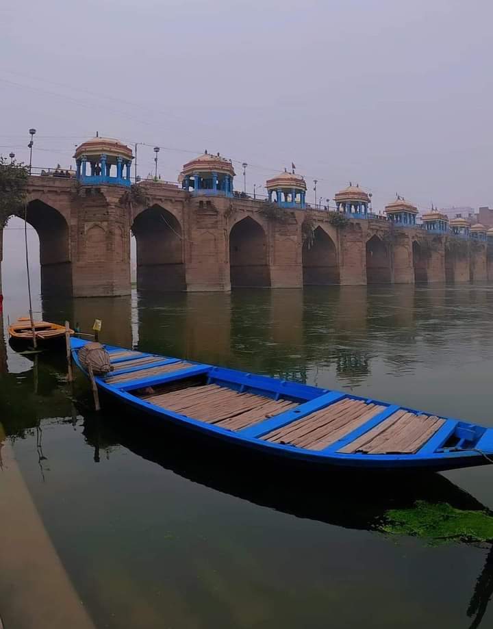 आज कल के बने हुए पुलो के गिरते देख शाही पुल की याद आ गई जो आज भी शान से खड़ा है ।

हमारे जौनपुर में बादशाह अकबर द्वारा वर्ष 1568-69 में गोमती नदी पर बनाया गया शाही पुल, 455 वर्षों से ये ब्रिज लोगों को सेवा प्रदान कर रहा है, और अभी भी अच्छी स्थिति में है