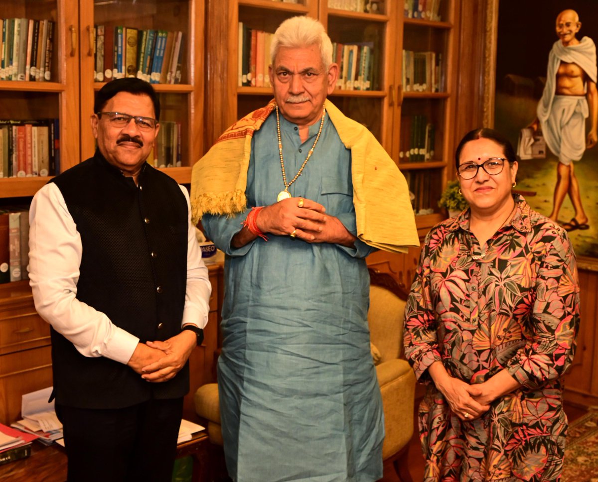 ShyamSJaju's tweet photo. जम्मू कश्मीर के माननीय  उपराज्यपाल श्री @manojsinha_  जी से शिस्टाचार मुलाक़ात किया। 
जम्मू कश्मीर के शान्ति सद्भावना और विकास के लिए आपके द्वारा किया जा रहा कार्य अनुकरणीय है। https://t.co/VYA9wjzAcY