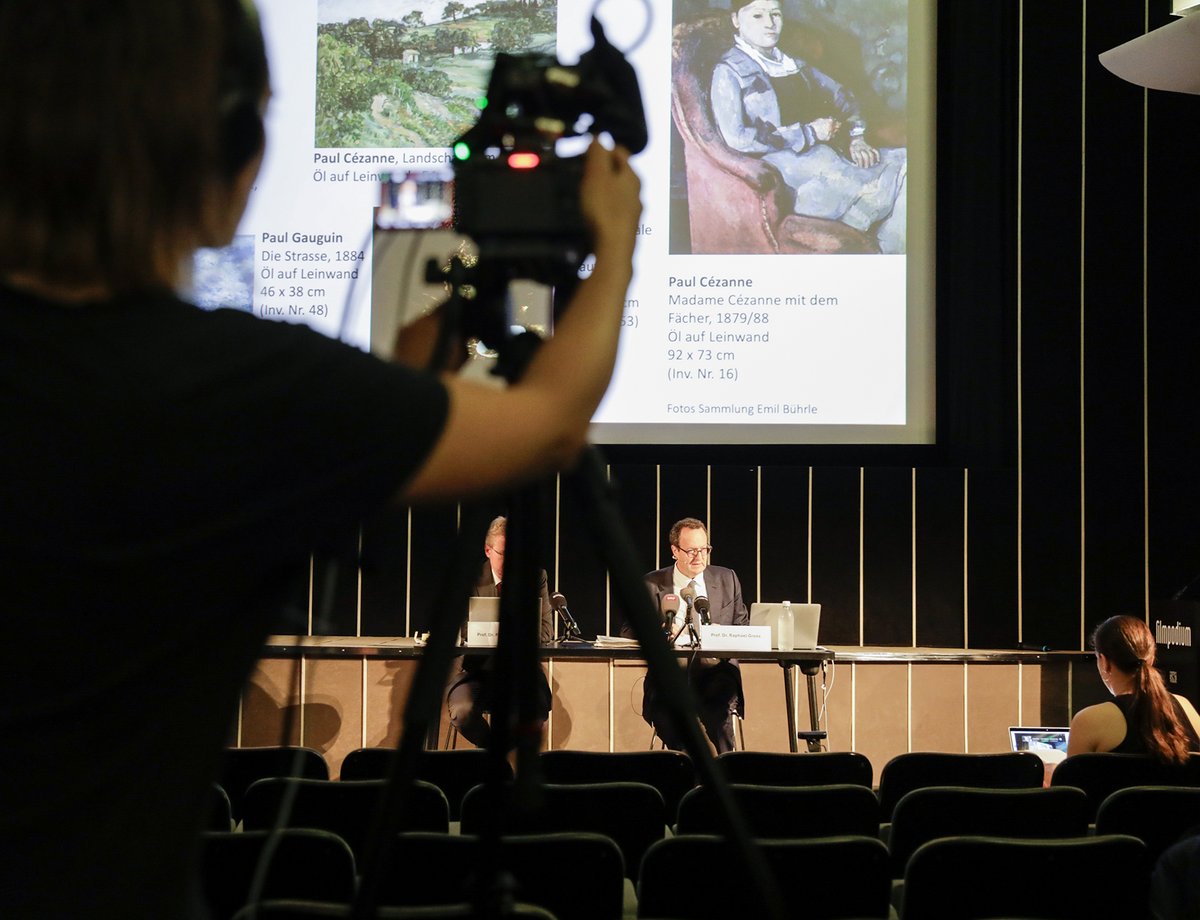 Wochenzeitung's tweet photo. Der Untersuchungsbericht zur Sammlung Bührle ist desaströs für die @stadtzuerich, das @KunsthausZurich und die #Bührle-Stiftung. 

Unser Schwerpunkt, verfasst von @KasparSurber und @resnajd, im Thread:

(1/4) https://t.co/o8vyMIrjNE