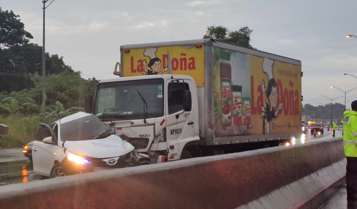 Se mantiene tráfico congestionado en ambas direcciones , accidente por westland , autopista Arraijan - La Chorrera ( carril invertido).

#nacionales #accidente #tráfico