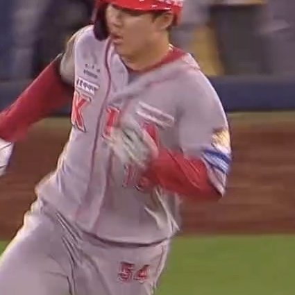 진짜 바지가 없어서 오늘 선발 출전 안 했던거라고?
방금 경기 뛴 양햄 바지를 뺏어 입고 나왔다고 지금?