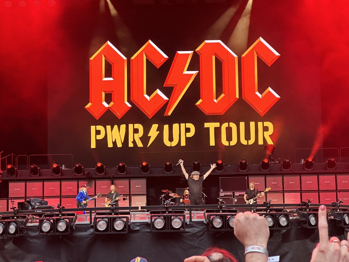 djkamsdad's tweet photo. @acdc @ChristieGoodwin Fantastic gig and Brian was definitely enjoying it. https://t.co/MktgiJXcCD