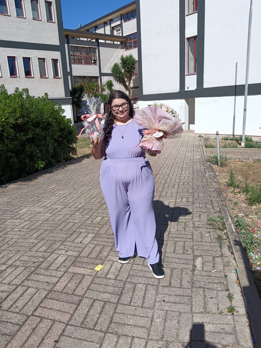 EliParkerStark_'s tweet photo. Non mi sembra vero... dopo 9 anni... FINALMENTE SONO LIBERA👩🏻‍🎓💐
#maturità2024 https://t.co/NW1gXBTdlm