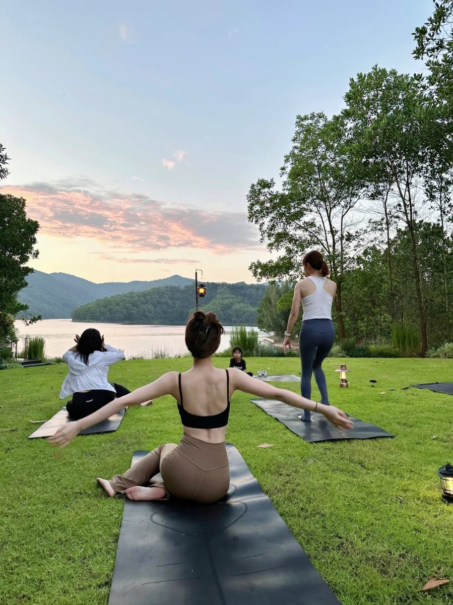 HepiDemiaS's tweet photo. Suddenly broke into nature 🍡🌷🐌🏃🏻‍♀️🥑🐿
Experience lawn yoga 🤡 https://t.co/bHFEuaiZ7t