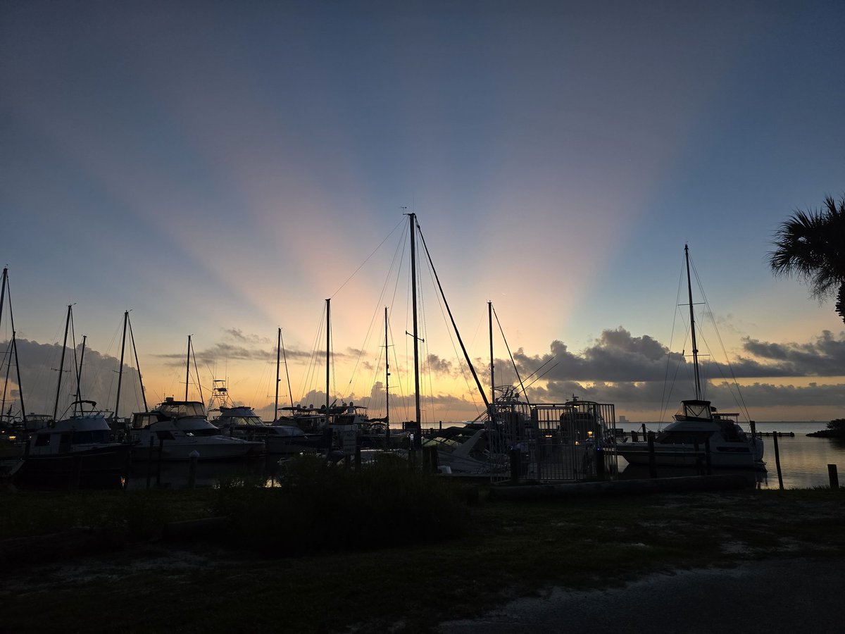 SpaceCoastSkies's tweet photo. Happy birthday, America! 🥳❤️🤍💙💥💣💨🧨✨️ #sunrise #flwx #SpaceCoastSkies #StormHour #crepuscular #raysfordays https://t.co/KJIMXGH3Jd