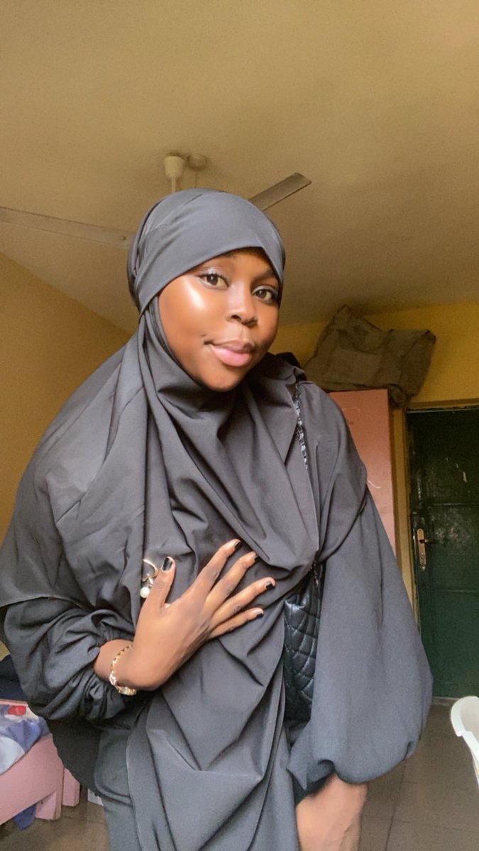 Hijab🧕 looks so perfect on me 🤭🖤