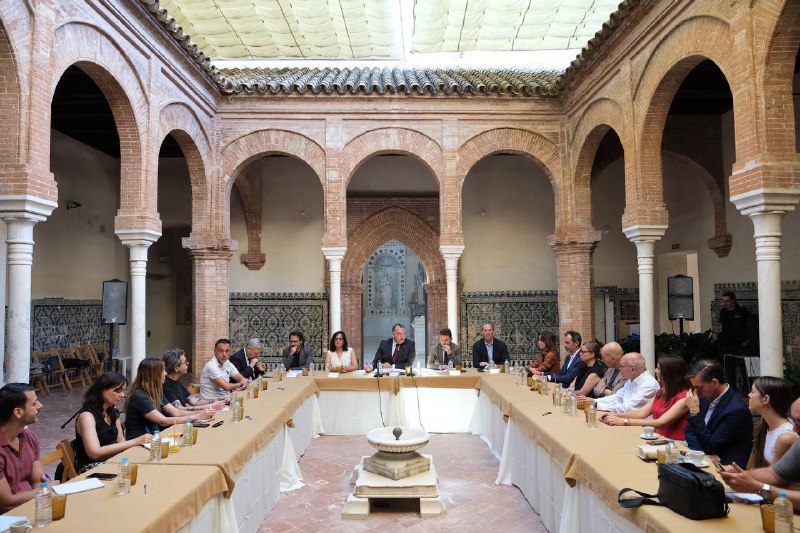CulturaAND's tweet photo. 🏛️ Cuatro #museos andaluces participarán en la exposición protagonizada por @CAMedinaAzahara en Nueva York 🗽

🏺 De la ciudad califal viajarán 36 piezas, más otras 76 procedentes del @MusArqCordoba, el Arqueológico de Jerez y el @MuseodeJaen 

🔗https://t.co/2smphZviO2 ✅ https://t.co/Pg8ld9Sz70