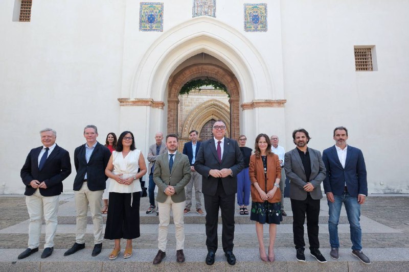 CulturaAND's tweet photo. 🏛️ Cuatro #museos andaluces participarán en la exposición protagonizada por @CAMedinaAzahara en Nueva York 🗽

🏺 De la ciudad califal viajarán 36 piezas, más otras 76 procedentes del @MusArqCordoba, el Arqueológico de Jerez y el @MuseodeJaen 

🔗https://t.co/2smphZviO2 ✅ https://t.co/Pg8ld9Sz70