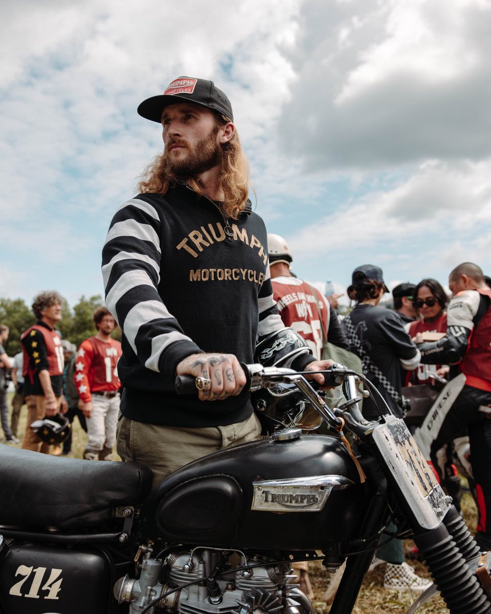 OfficialTriumph's tweet image. A nod to racing. Hawkeye Moto getting ready to race, wearing the Triumph Heritage Highly Sweatshirt.

📸: Shy Rajdev

Shop the full collection online in UK, US, France and Germany.⁣

#Menswear #MotoStyle #Triumph #TriumphClothing #Motorcycle #TriumphHeritage