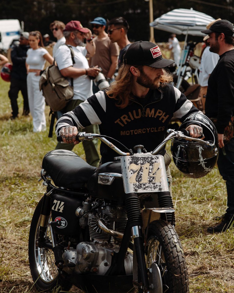 OfficialTriumph's tweet image. A nod to racing. Hawkeye Moto getting ready to race, wearing the Triumph Heritage Highly Sweatshirt.

📸: Shy Rajdev

Shop the full collection online in UK, US, France and Germany.⁣

#Menswear #MotoStyle #Triumph #TriumphClothing #Motorcycle #TriumphHeritage
