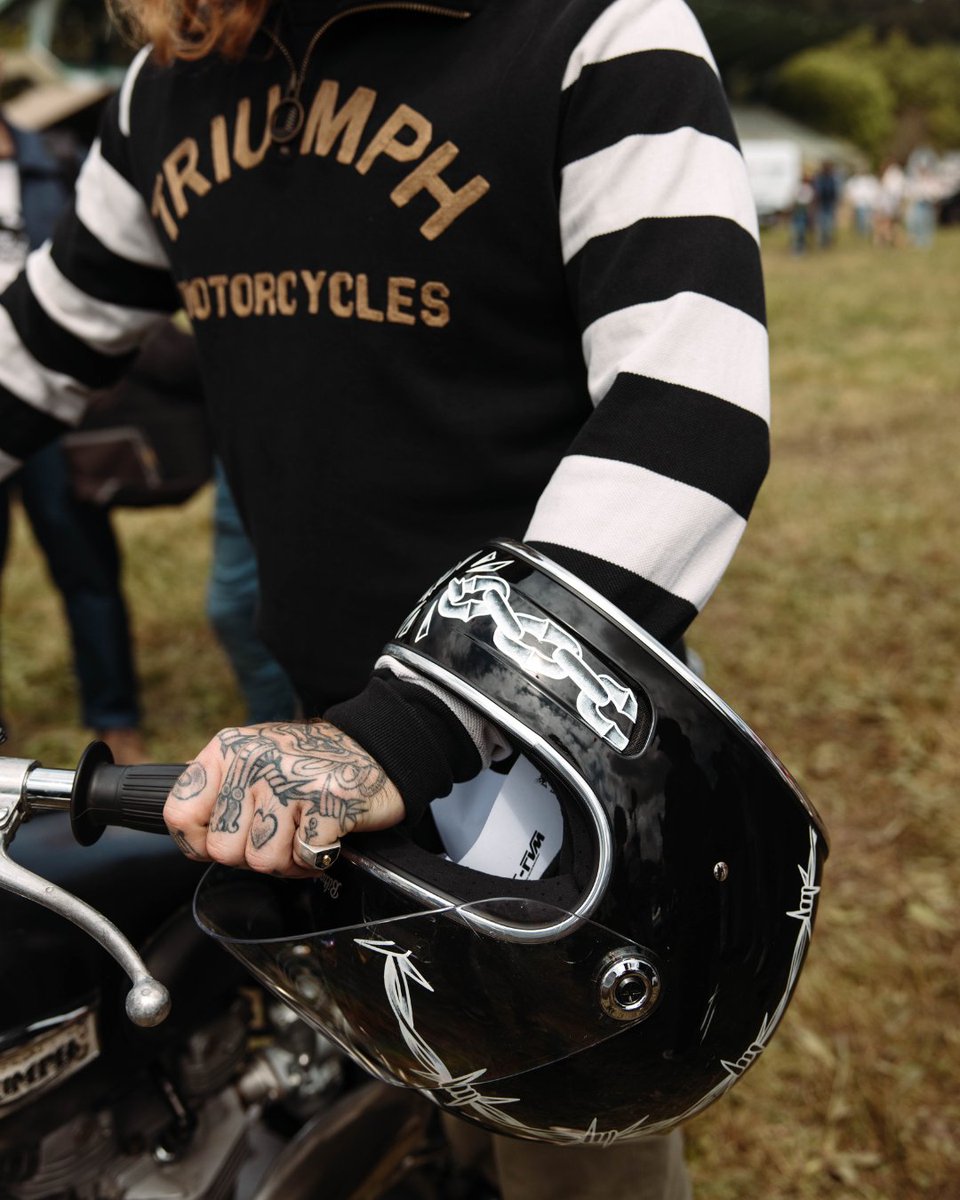 OfficialTriumph's tweet image. A nod to racing. Hawkeye Moto getting ready to race, wearing the Triumph Heritage Highly Sweatshirt.

📸: Shy Rajdev

Shop the full collection online in UK, US, France and Germany.⁣

#Menswear #MotoStyle #Triumph #TriumphClothing #Motorcycle #TriumphHeritage