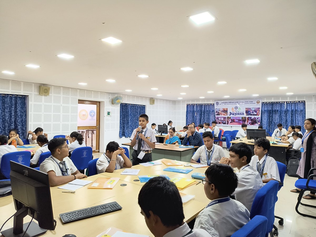 CIMFR_CSIR's tweet image. Day 2 of the workshop on AI/ML and AR/VR workshop for Credo Public School Students at CSIR-CIMFR, #featured a machine learning lecture, hands-on case study, and quizzes, #enhancing students' tech skills. The day also included an auditory #learning test with India's #MineralMap.