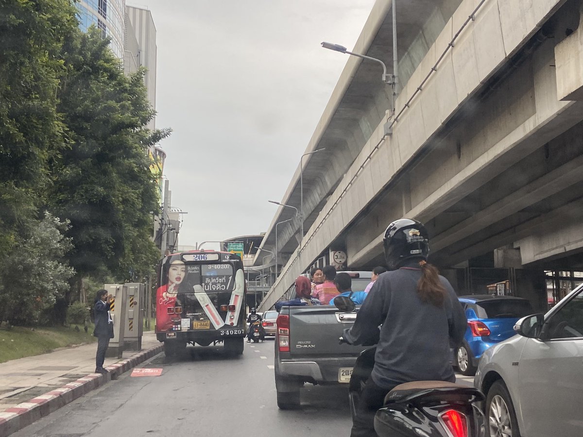 Konan_ko's tweet photo. รถเมล์เสียตอนเลิกงาน หน้าเมเจอร์ รัชโยธิน น่าจะติดยาวยัน จตุจักร 😓@js100radio https://t.co/fz7e0vpU0O