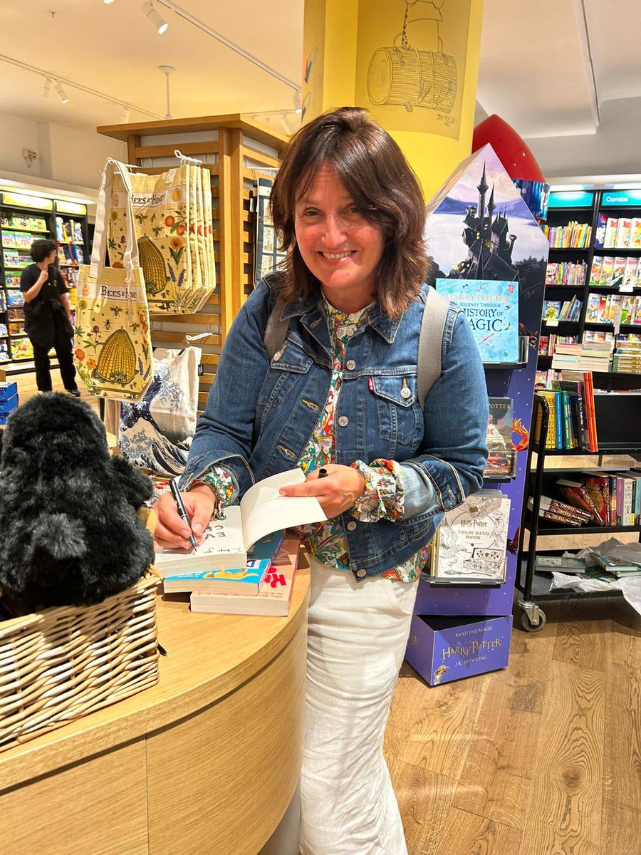 JaneStripes's tweet photo. Lovely day in London yesterday with @rosiroberts celebrating the publication of Knowing the Score! A perfect summer read but especially good for the Wimbledon fortnight! Out and about and signing books… @BathLitAgency @LittleTigerUK @Wimbledon @Waterstones https://t.co/E1E0suFINZ