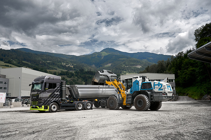 TheDiggerBlog's tweet image. From the Blog: Liebherr premieres hydrogen-powered wheeled loader dlvr.it/T989Dm #blog #construction #equipment