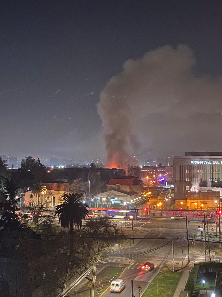 fdo2000's tweet photo. 🔴Precaución por procedimiento de emergencia en Gran Avenida José Miguel Carrera y Gambetta en San Miguel por fuego al interior de dependencias del Hospital Barros Luco, Bomberos Metropolitano Sur procede con 2da alarma de incendio, en apoyo Bomberos La Granja trabaja @biobio https://t.co/I474YvOnSD