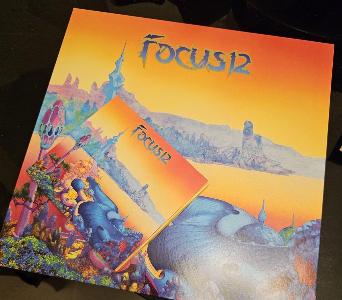 kazumingfl's tweet photo. #FOCUS12 リリースまであと4時間!!!!!
日本盤はあと21日!!!(ボーナストラック付き!)
イギリスのFOCUSファンのお友達のおうちにはもう届いて、写真が送られてきました。
ジャケ美しいな!!これはレコードもほしくなる!
あと4時間!早く聴きたいな〜!!! https://t.co/SYOuFegEao