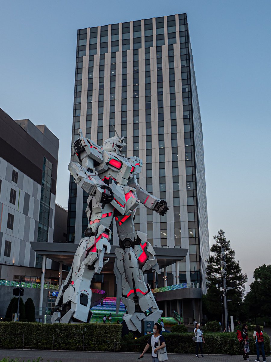 Life-size Unicorn Gundam 台場駅から訪れると、まず目にするのは横顔