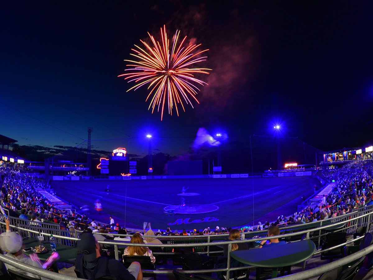 Happy 4th of July, Syracuse 🇺🇸 🗽 🎇 
📸: Syracuse Mets