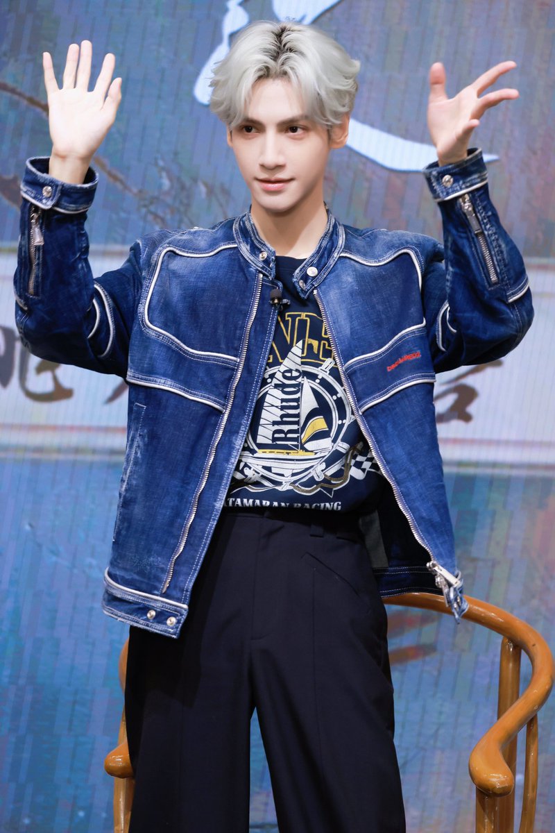 JHirunkit's tweet photo. So handsome.
©; logo
#LuoYunxi #followyourheart https://t.co/L25nEh5xgP