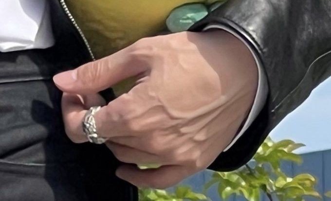 sassthv's tweet photo. TXT veiny hands; a cute thread 🫶🏻 https://t.co/8jOjBrTbkS