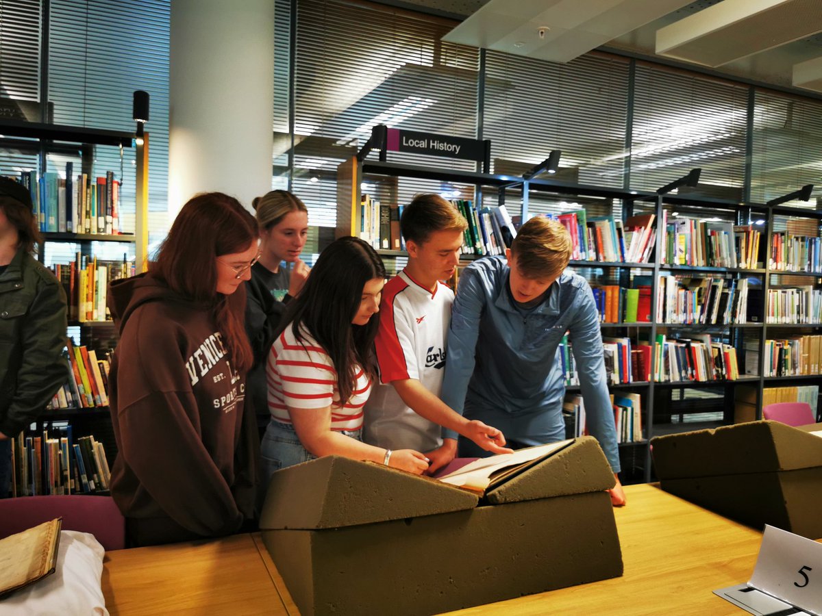Jangrace1953's tweet photo. A pleasure to introduce yr 12 students from Ormskirk School to some signifant original source material this morning @Jangrace1953 @Lpoolcentlib @Liverpoollib @JenThePoob https://t.co/u8gX0GaB0p