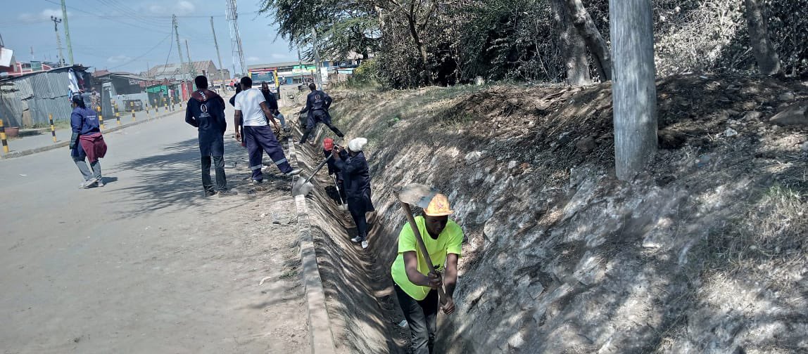 LandsHousEnergy's tweet photo. The department of Housing and Urban development under the leadership of the Chief Officer incharge Mr.Collins Adipo &amp; the Municipality Manager Mr. Jonathan Makau continues to ensure our municipalities are clean through the "Ngarisha Mtaa Na Governor Wavinya Ndeti" program. https://t.co/aYdB12NoST