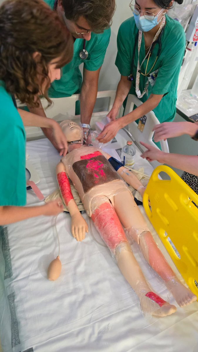 GVAhgandia's tweet photo. 🏥 El servicio de #Pediatría del Hospital Universitario Francesc de Borja ha impartido un taller de atención urgente al paciente quemado pediátrico. Como novedad, se han utilizado maniquíes preparados para simular quemaduras, que se han adquirido gracias a  @AISSA_safor https://t.co/WJED1mpuqI